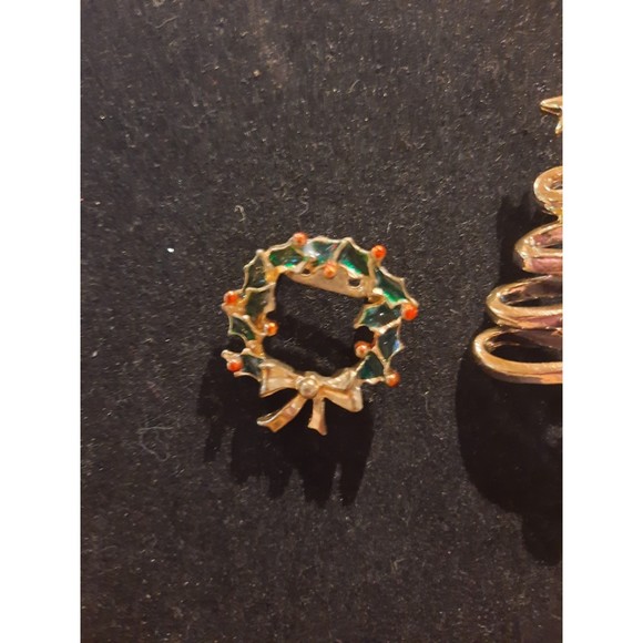 Vintage Christmas Pin brooch, 1 Wreath , 1 Christmas Tree , and 1 Jingle Bell - Picture 2 of 5